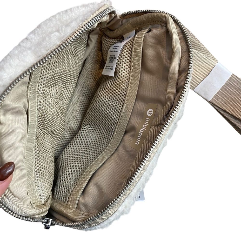 Lululemon Everywhere Belt Bag Fleece‎ Natural Beige Tan Silver Hardware New - Picture 6 of 9